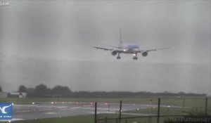 Tempête : cet avion atterrit de travers sous le vent à l'aéroport !