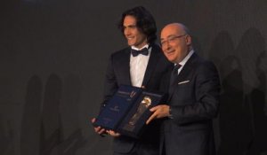 PSG - Cavani remporte le prix Golden Foot