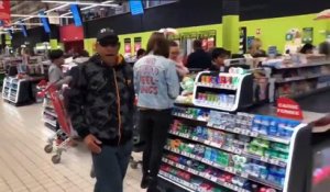 Un homme devient fou dans un hypermarché Auchan !