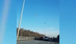 Un avion de ligne fait du surplace