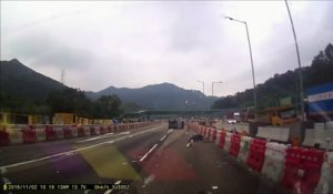 A Hong-Kong, un conducteur s'est raté en entrant sur une voie rapide et a provoqué un gros accident.