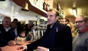 Emmanuel Macron paye sa tournée au PMU - ZAPPING ACTU DU 09/11/2018