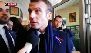 Emmanuel Macron rencontre des habitants dans un bar PMU près de Lens