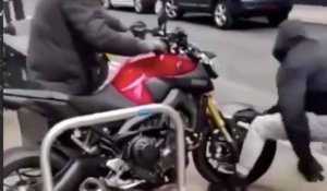 Trois hommes volent des motos en plein jour devant les passants