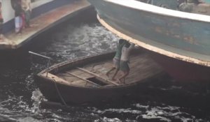 Une navigation mouvementée et dangereuse entre petits et gros bateaux au Bangladesh