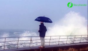 Parapluie VS grosse vague... Pas très efficace en pleine tempête