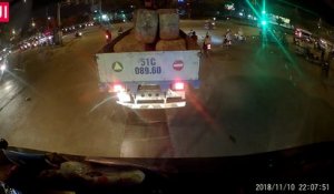 Un camion perd un bloc de pierre (Vietnam)
