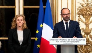 Attentats 13 novembre 2015 :  Édouard Philippe remet la médaille nationale de reconnaissance aux victimes du terrorisme