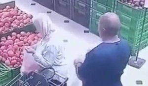 Un homme vole discrètement le portefeuille d'une pauvre dame dans un Carrefour