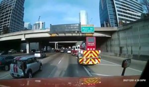 Un camion de pompier fait une entrée façon cascadeur sur la voie rapide