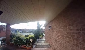 Sa caméra enregistre un fantôme devant son porche d'entrée ?