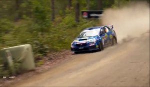 Ce pilote de rallye se prend un ballot de paille à pleine vitesse : douloureux