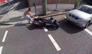 Un automobiliste pète un cable et s'en prend à un homme en scooter !