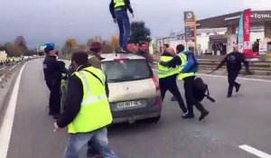 Un couple a forcé le barrage des "gilets jaunes" sur le voie rapide urbaine à Chambéry (Savoie)