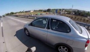 Une voiture fait un tonneau sur une autoroute