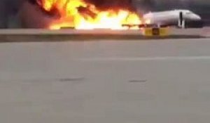 Russie: Les images d'un avion actuellement en feu lors d'un atterrissage d'urgence sur l'aéroport moscovite de Sheremetyevo