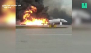 Les premières images de l'avion en flamme à l'aéroport de Moscou