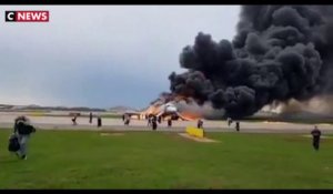 L'incendie d'un avion à l'aéroport de Moscou fait au moins un mort et plusieurs blessés