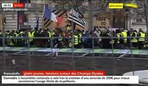 Les manifestants s'en prennent au mobilier urbain pour le lancer sur les forces de l'ordre sur les Champs Elysées