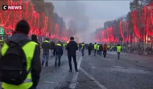 Champs-Élysées : barricades, incendies… et décorations de Noël