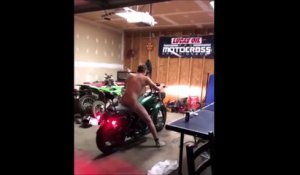 Il tente de faire de la moto ivre, à poil dans son garage... Bad idea