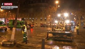 Le nettoyage des Champs-Elysées a démarré