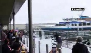 Un ferry oublie de s'arrêter et rentre dans le quai à San Francisco