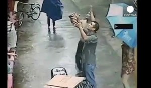 Cet Homme Sauve Un Enfant Qui Tombe Du 2eme Etage Hero Du Jour Sur Orange Videos