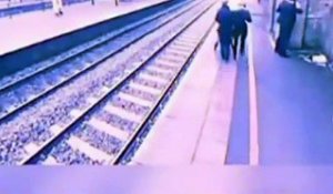 Une femme sauve la vie d'un homme qui voulait se jeter sur les rails