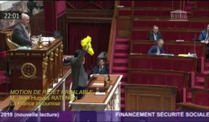 Le député Jean-Hugues Ratenon (LFI) brandit un gilet jaune dans l'Assemblée nationale