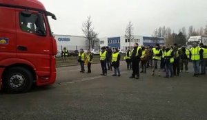 Les Gilets jaunes acceptent de laisser rentrer quatre camions vers la plateforme Auchan