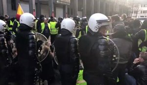 Gilets jaunes: la police encercle les manifestants à Bruxelles