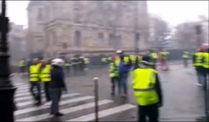 Gilets jaunes à Paris : des gaz lacrymogènes et des casseurs
