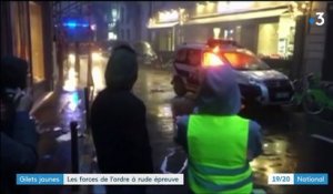 "Gilets jaunes" : les forces de l'ordre malmenées