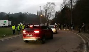 Gilets jaunes et lycéens manifestent au rond point du Mercure à Forbach