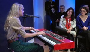 Angèle chante en live "Tout oublier" sur Europe 1