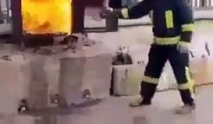 Ce pompier éteint un feu avec une bouteille de coca...