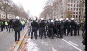 Bruxelles: la police repousse les gilets jaunes avec du gaz