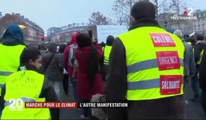 À Paris, "gilets jaunes" côtoient les "gilets verts"