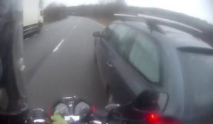 Un motard se fait frôler par un chauffard en voiture