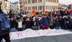 Les lycéens à genoux mains sur la tête à Chambéry