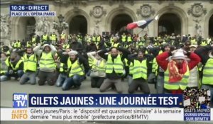 À Paris, les gilets jaunes à genoux mains derrière la tête en soutien aux lycéens de Mantes-la-Jolie