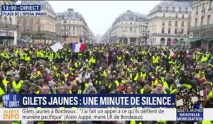 Des gilets jaunes observent une minute de silence place de l'Opéra