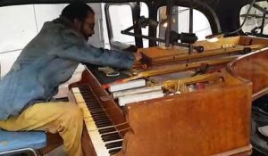 Epinal : un piano à queue dans une carcasse de taxi londonien