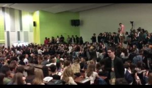 Cris de joie à l'université de Nanterre après le vote pour un blocage reconductible