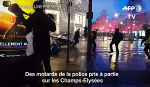 "Gilets jaunes": des motards de la police pris à partie à Paris