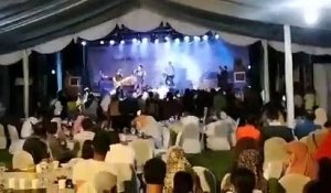 Un tsunami s'abat sur un concert (Indonésie)
