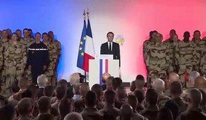 Un militaire s'évanouie devant Macron (Tchad)