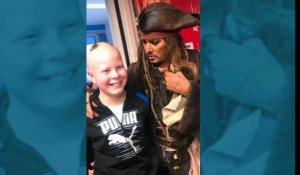 Johnny Depp, en «Pirate des Caraïbes», rend visite à des enfants atteints du cancer à l'Institut Curie à Paris