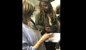 Johnny Depp, en Jack Sparrow, visite des enfants malades à Paris